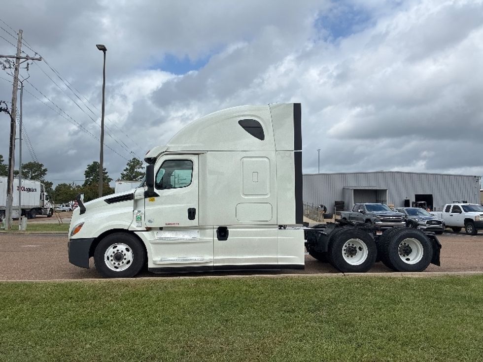 Sleeper Tractor-Heavy Duty Tractors-Freightliner-2020-T12664ST-Jackson-MS-433,297\n\t\tmiles-$ 71,000 - Image 4