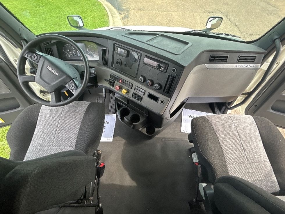 Sleeper Tractor-Heavy Duty Tractors-Freightliner-2020-T12664ST-Jackson-MS-435,328\n\t\tmiles-$ 66,500 - Image 12