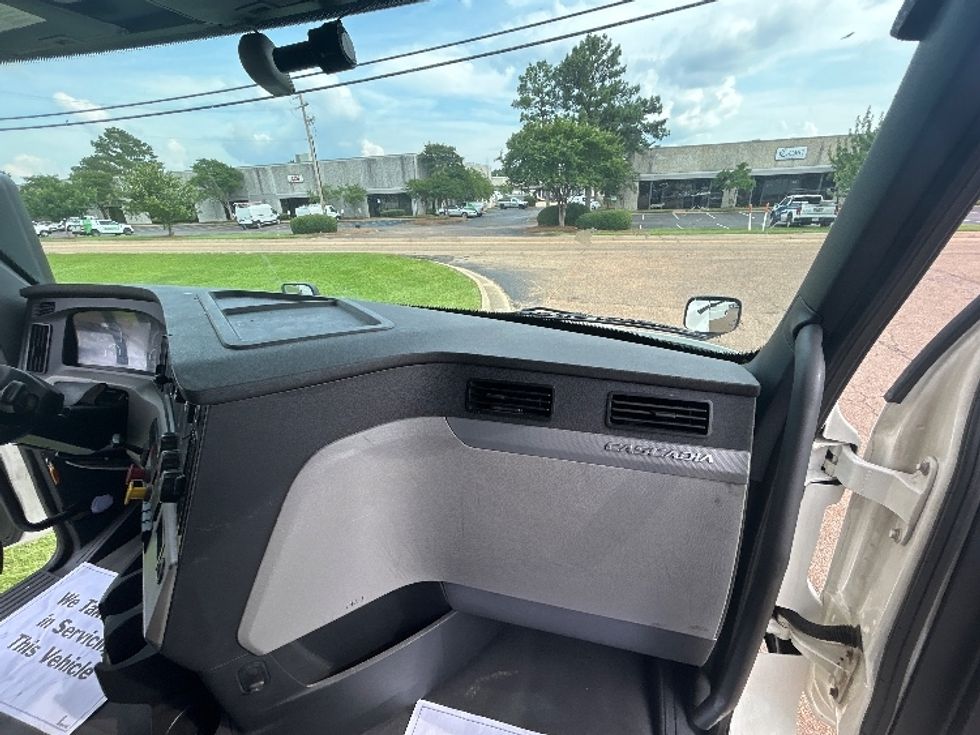 Sleeper Tractor-Heavy Duty Tractors-Freightliner-2020-T12664ST-Jackson-MS-435,328\n\t\tmiles-$ 66,500 - Image 14