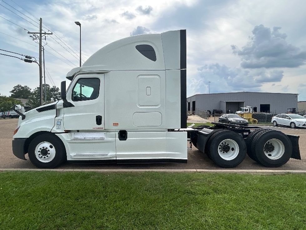 Sleeper Tractor-Heavy Duty Tractors-Freightliner-2020-T12664ST-Jackson-MS-435,328\n\t\tmiles-$ 66,500 - Image 4