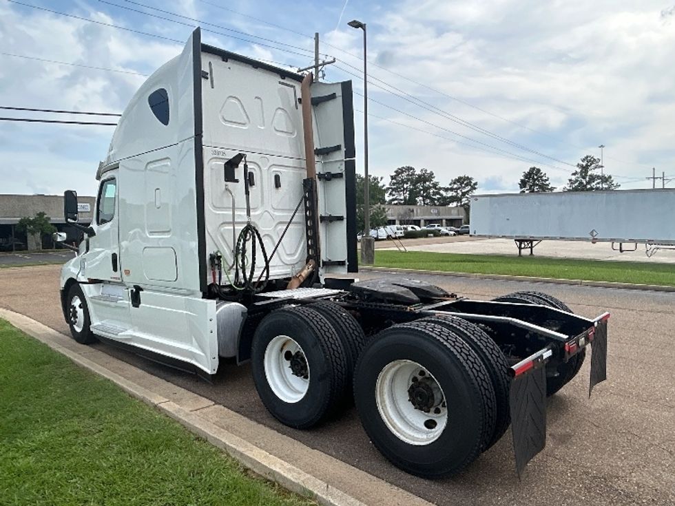 Sleeper Tractor-Heavy Duty Tractors-Freightliner-2020-T12664ST-Jackson-MS-435,328\n\t\tmiles-$ 66,500 - Image 5