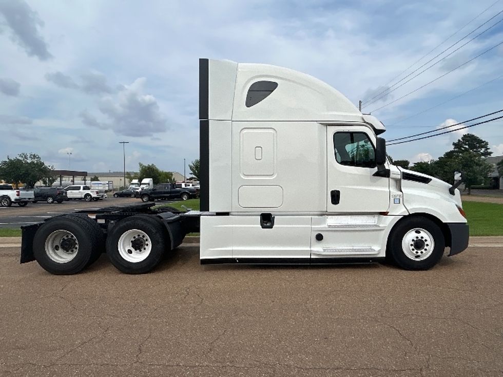 Sleeper Tractor-Heavy Duty Tractors-Freightliner-2020-T12664ST-Jackson-MS-435,328\n\t\tmiles-$ 66,500 - Image 8