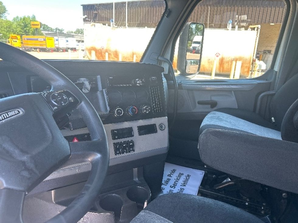 Sleeper Tractor-Heavy Duty Tractors-Freightliner-2020-T12664ST-Jackson-MS-443,769\n\t\tmiles-$ 66,000 - Image 10