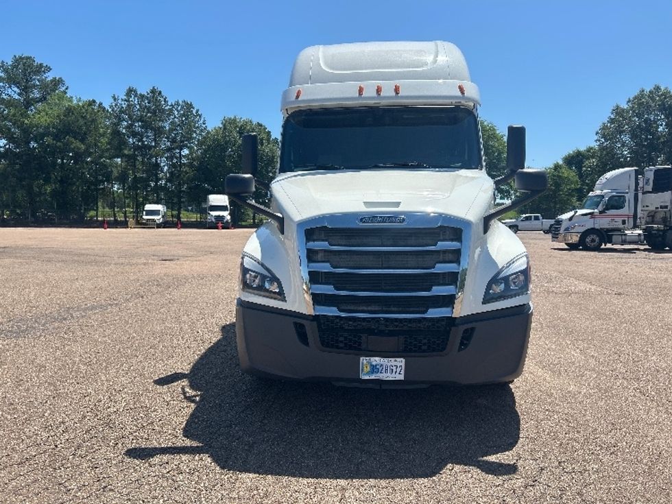 Sleeper Tractor-Heavy Duty Tractors-Freightliner-2020-T12664ST-Jackson-MS-443,769\n\t\tmiles-$ 66,000 - Image 2