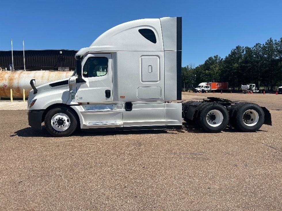 Sleeper Tractor-Heavy Duty Tractors-Freightliner-2020-T12664ST-Jackson-MS-443,769\n\t\tmiles-$ 66,000 - Image 4