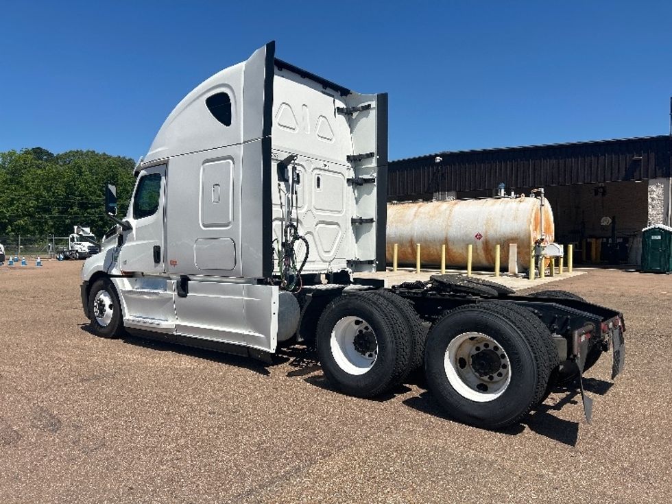 Sleeper Tractor-Heavy Duty Tractors-Freightliner-2020-T12664ST-Jackson-MS-443,769\n\t\tmiles-$ 66,000 - Image 5