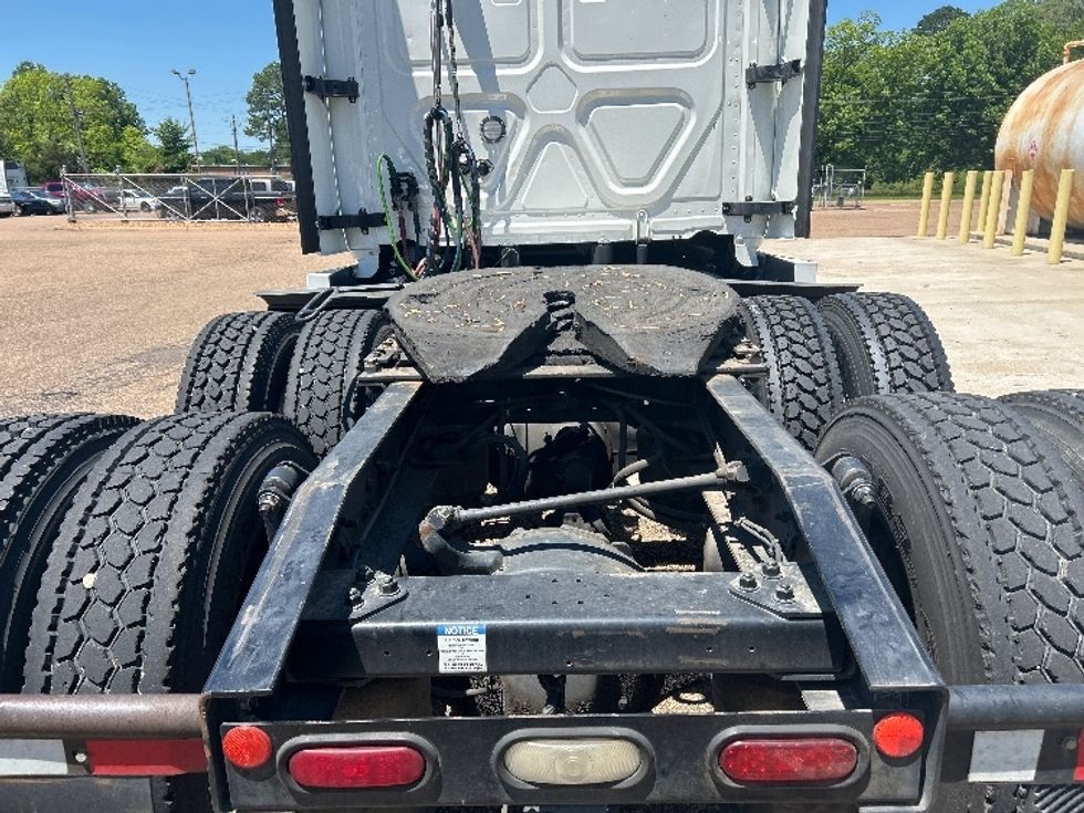 Sleeper Tractor-Heavy Duty Tractors-Freightliner-2020-T12664ST-Jackson-MS-443,769\n\t\tmiles-$ 66,000 - Image 6