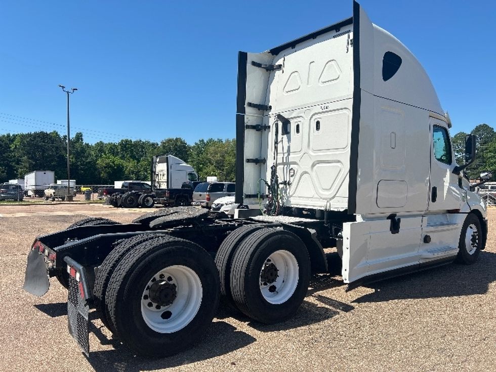 Sleeper Tractor-Heavy Duty Tractors-Freightliner-2020-T12664ST-Jackson-MS-443,769\n\t\tmiles-$ 66,000 - Image 7