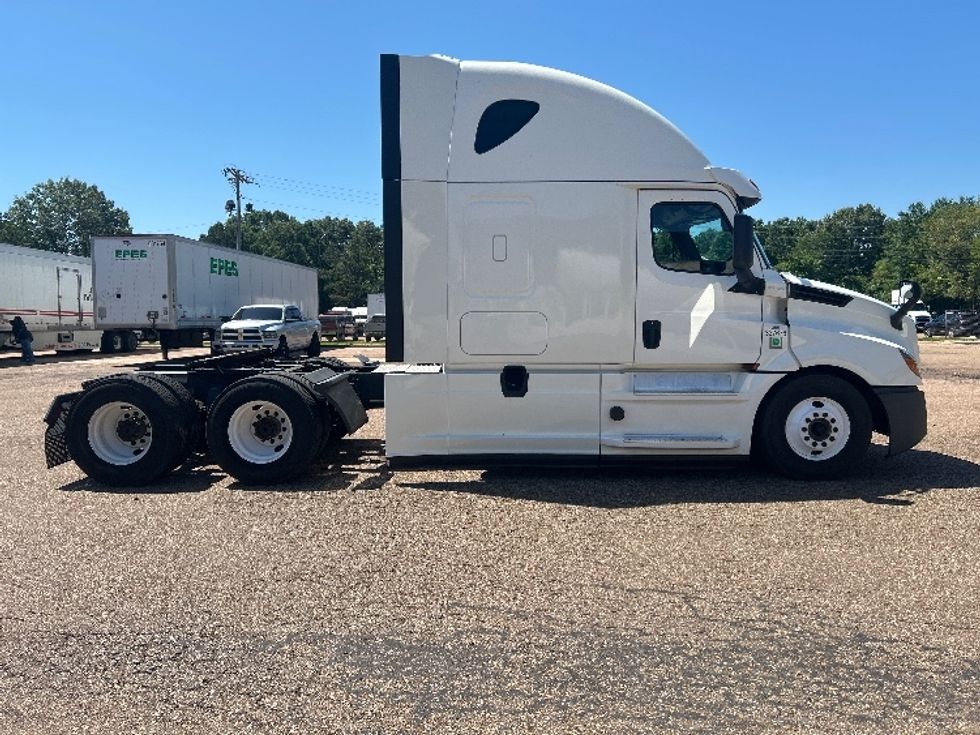 Sleeper Tractor-Heavy Duty Tractors-Freightliner-2020-T12664ST-Jackson-MS-443,769\n\t\tmiles-$ 66,000 - Image 8