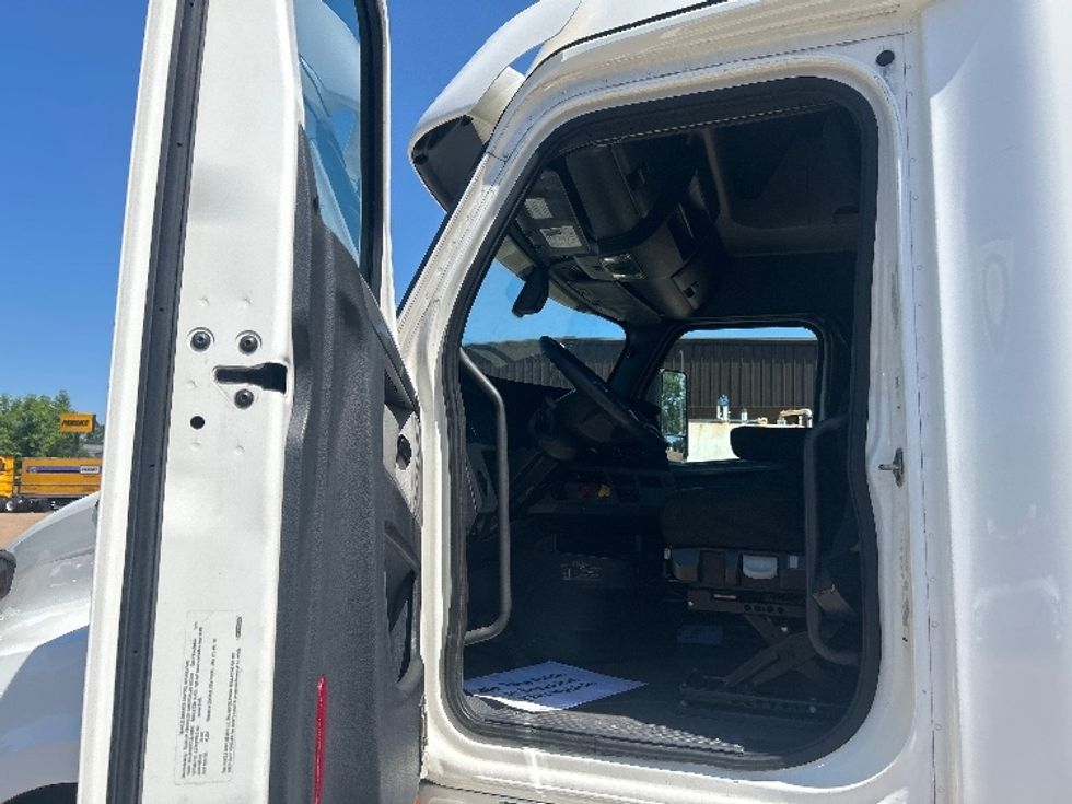 Sleeper Tractor-Heavy Duty Tractors-Freightliner-2020-T12664ST-Jackson-MS-443,769\n\t\tmiles-$ 66,000 - Image 9