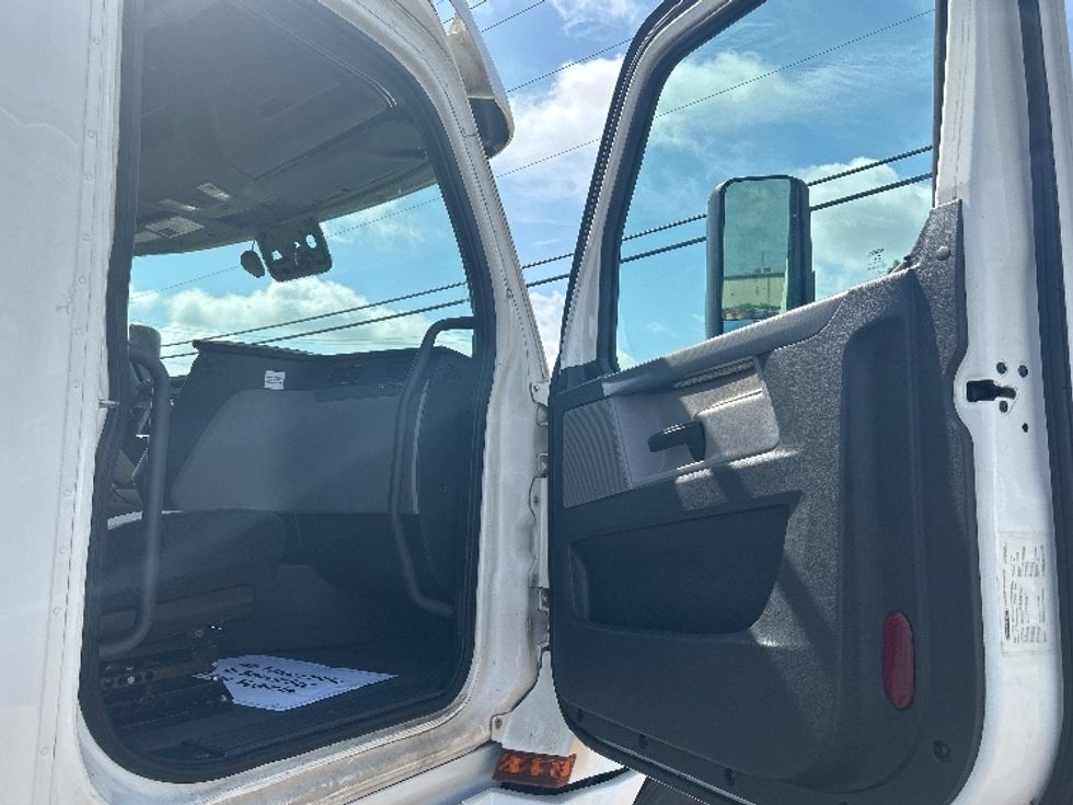 Sleeper Tractor-Heavy Duty Tractors-Freightliner-2020-T12664ST-Jackson-MS-446,244\n\t\tmiles-$ 69,250 - Image 13