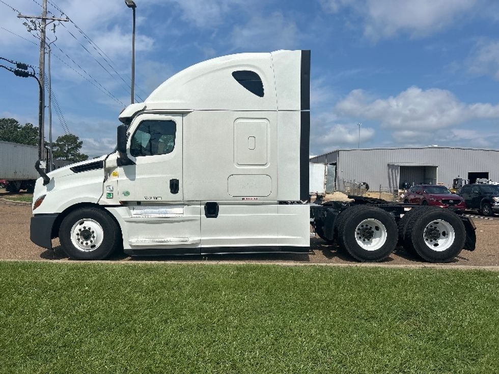 Sleeper Tractor-Heavy Duty Tractors-Freightliner-2020-T12664ST-Jackson-MS-446,244\n\t\tmiles-$ 69,250 - Image 4