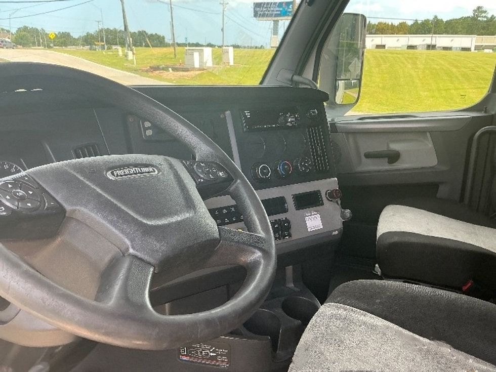 Sleeper Tractor-Heavy Duty Tractors-Freightliner-2020-T12664ST-Jackson-MS-477,740\n\t\tmiles-$ 67,250 - Image 10