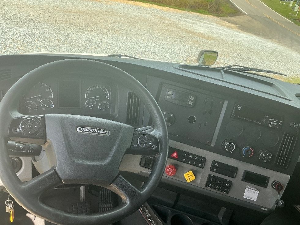 Sleeper Tractor-Heavy Duty Tractors-Freightliner-2020-T12664ST-Jackson-MS-477,740\n\t\tmiles-$ 67,250 - Image 11