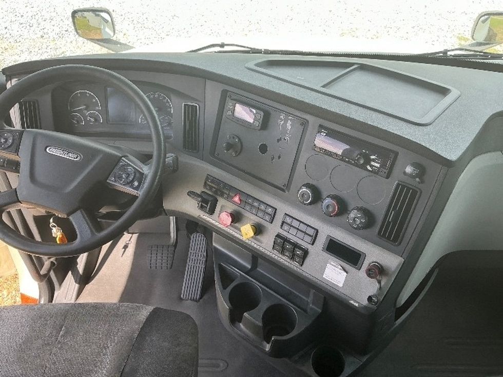 Sleeper Tractor-Heavy Duty Tractors-Freightliner-2020-T12664ST-Jackson-MS-477,740\n\t\tmiles-$ 67,250 - Image 12