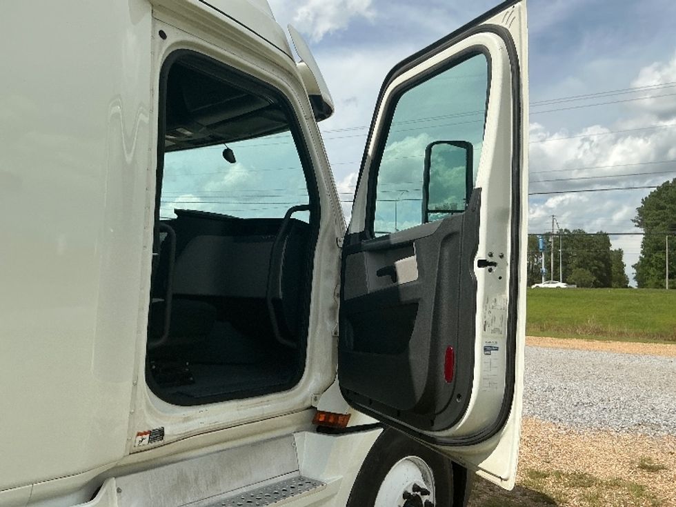 Sleeper Tractor-Heavy Duty Tractors-Freightliner-2020-T12664ST-Jackson-MS-477,740\n\t\tmiles-$ 67,250 - Image 13