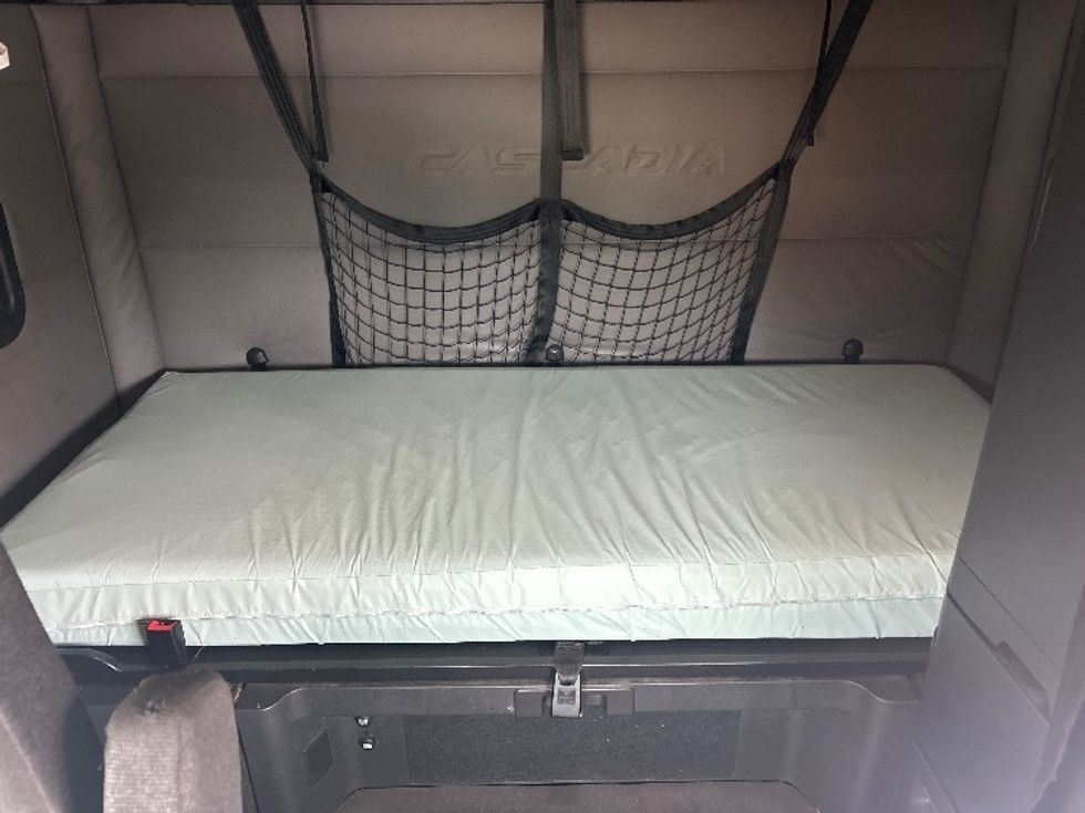 Sleeper Tractor-Heavy Duty Tractors-Freightliner-2020-T12664ST-Jackson-MS-477,740\n\t\tmiles-$ 67,250 - Image 16