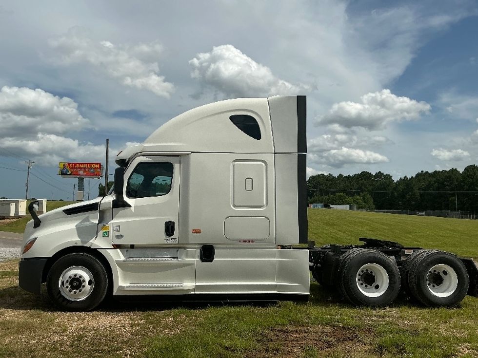 Sleeper Tractor-Heavy Duty Tractors-Freightliner-2020-T12664ST-Jackson-MS-477,740\n\t\tmiles-$ 67,250 - Image 4