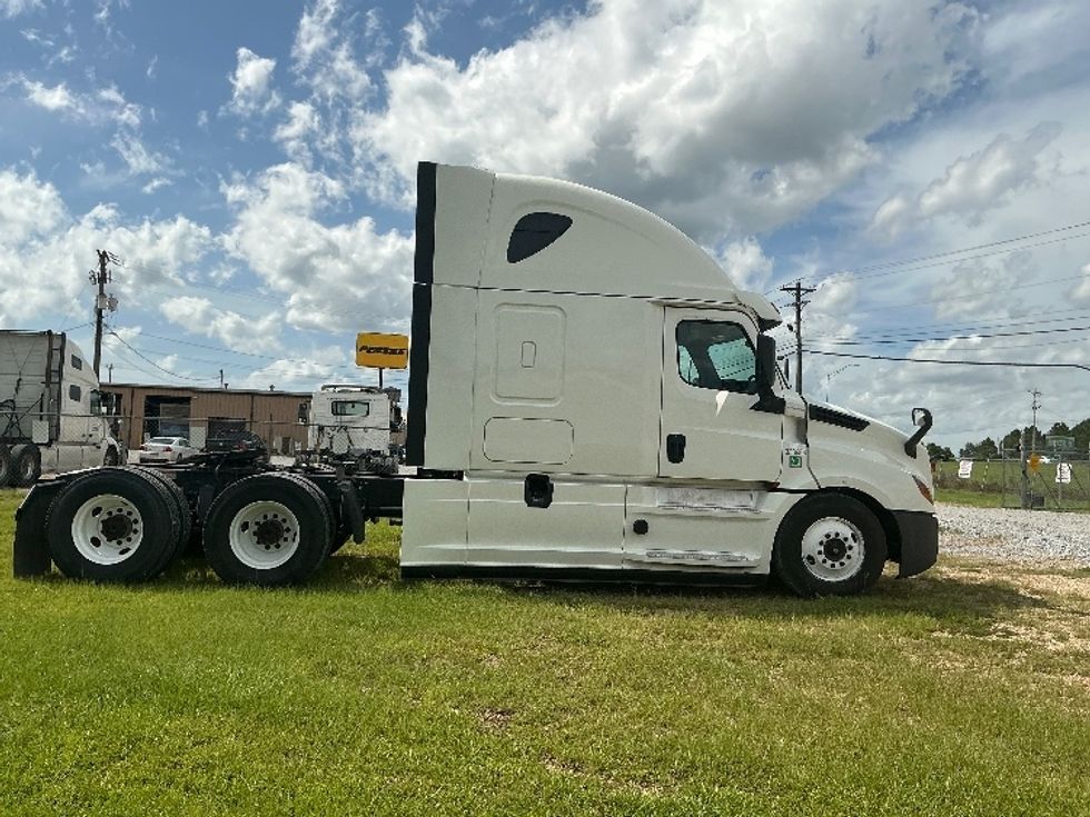 Sleeper Tractor-Heavy Duty Tractors-Freightliner-2020-T12664ST-Jackson-MS-477,740\n\t\tmiles-$ 67,250 - Image 8
