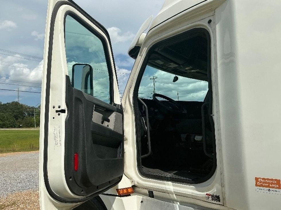 Sleeper Tractor-Heavy Duty Tractors-Freightliner-2020-T12664ST-Jackson-MS-477,740\n\t\tmiles-$ 67,250 - Image 9