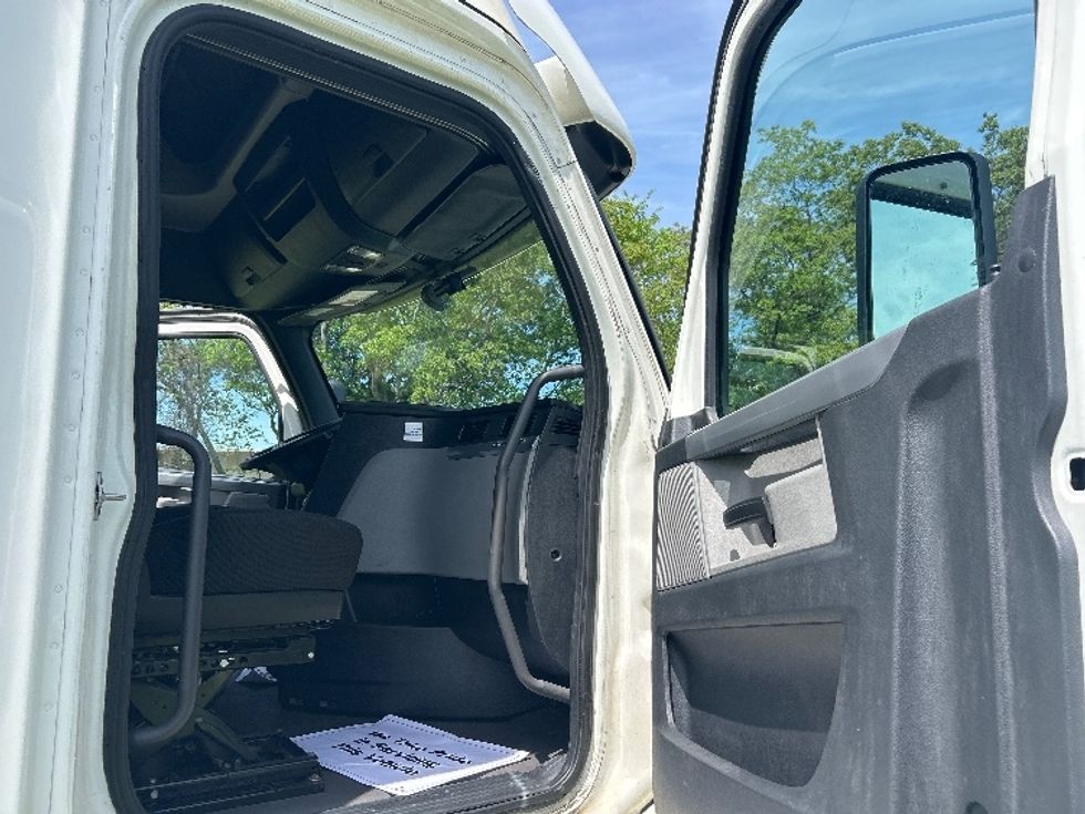 Sleeper Tractor-Heavy Duty Tractors-Freightliner-2020-T12664ST-Jackson-MS-482,967\n\t\tmiles-$ 64,500 - Image 13