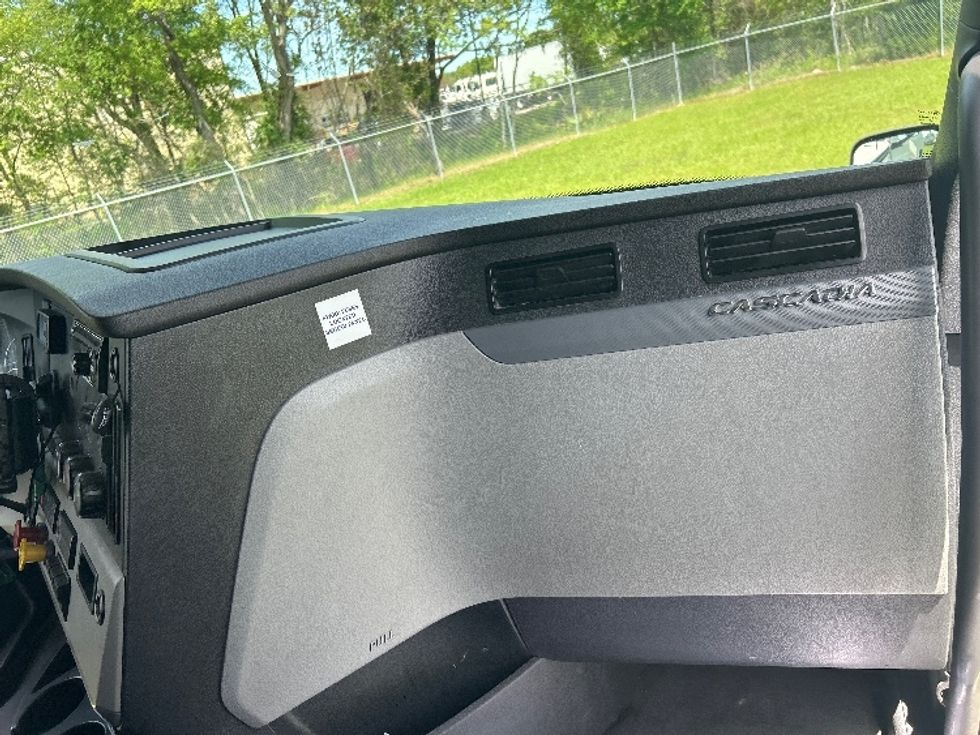 Sleeper Tractor-Heavy Duty Tractors-Freightliner-2020-T12664ST-Jackson-MS-482,967\n\t\tmiles-$ 64,500 - Image 14