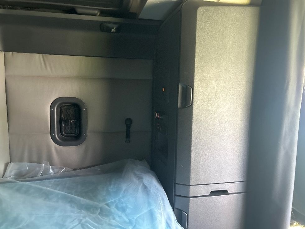 Sleeper Tractor-Heavy Duty Tractors-Freightliner-2020-T12664ST-Jackson-MS-482,967\n\t\tmiles-$ 64,500 - Image 18