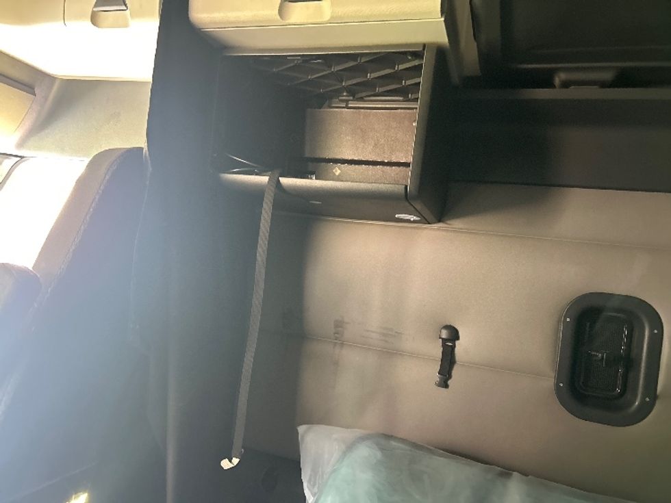 Sleeper Tractor-Heavy Duty Tractors-Freightliner-2020-T12664ST-Jackson-MS-482,967\n\t\tmiles-$ 64,500 - Image 19