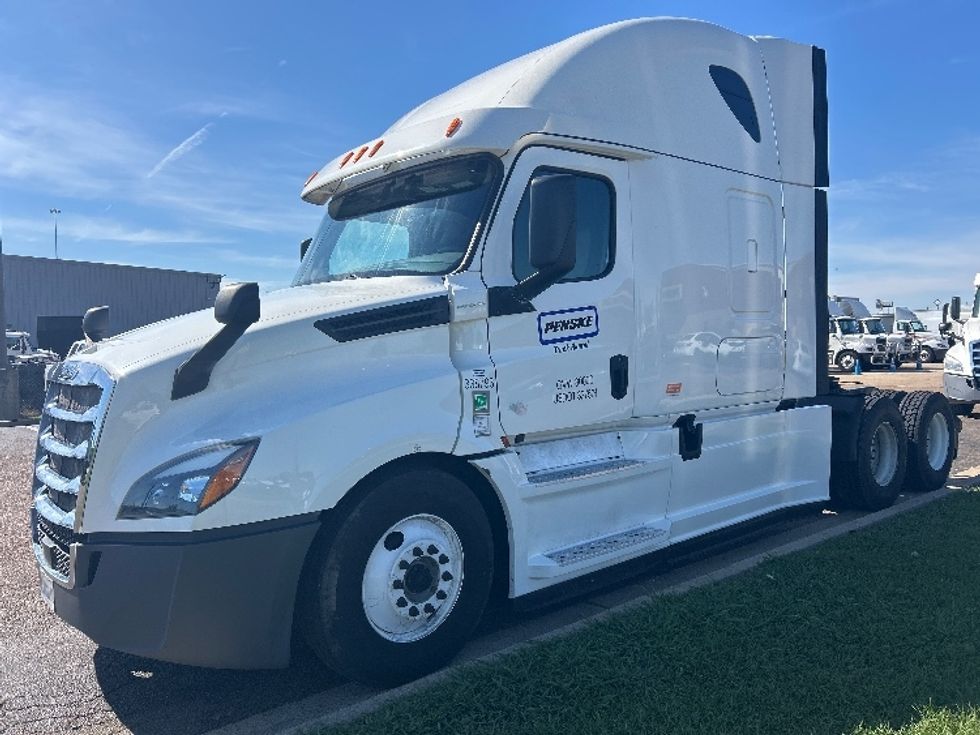 Sleeper Tractor-Heavy Duty Tractors-Freightliner-2020-T12664ST-Jackson-MS-482,967\n\t\tmiles-$ 64,500 - Image 3