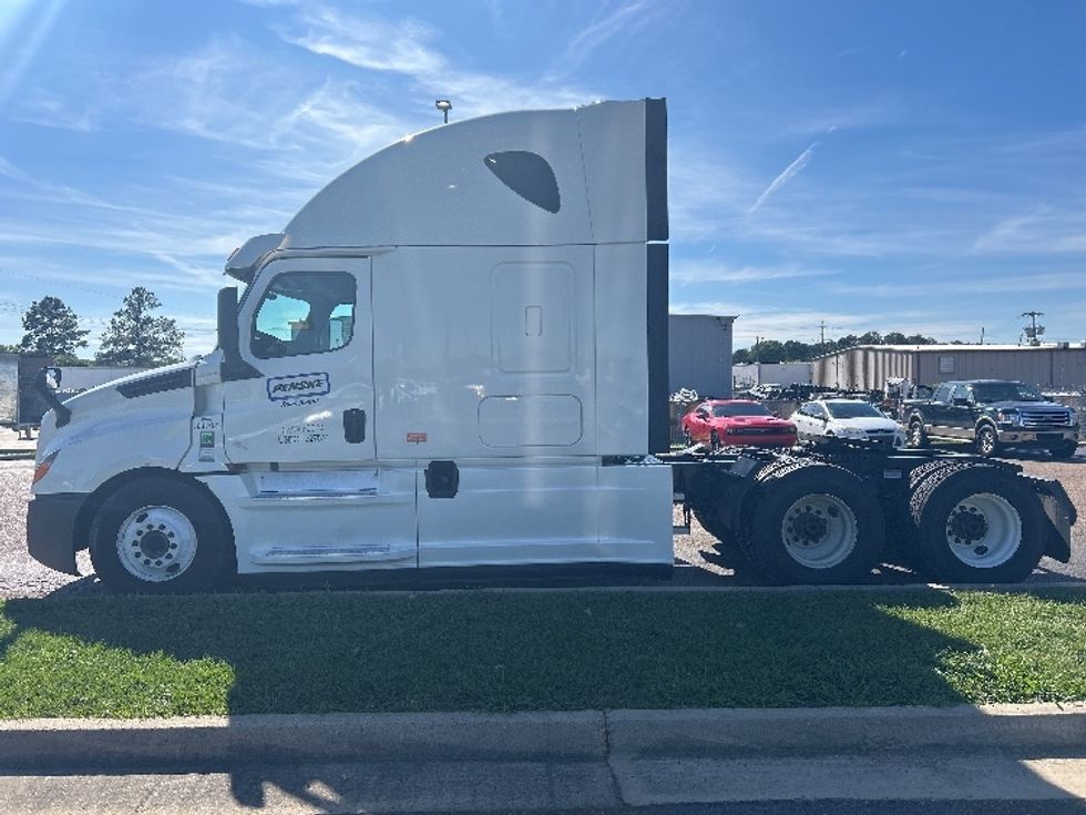 Sleeper Tractor-Heavy Duty Tractors-Freightliner-2020-T12664ST-Jackson-MS-482,967\n\t\tmiles-$ 64,500 - Image 4