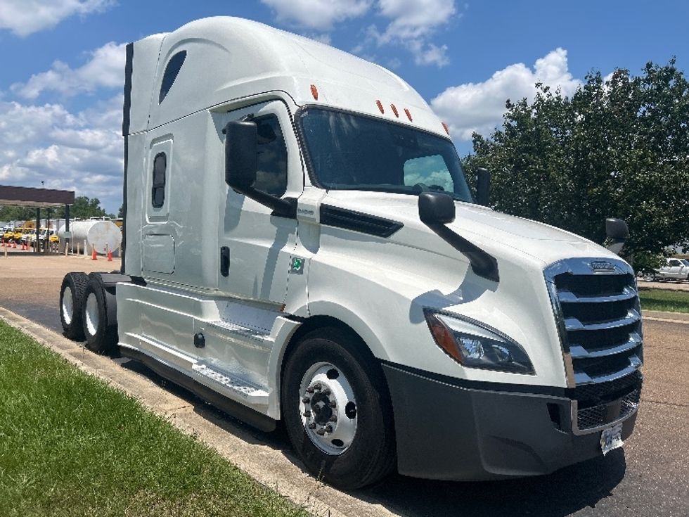 Sleeper Tractor-Heavy Duty Tractors-Freightliner-2020-T12664ST-Jackson-MS-491,761\n\t\tmiles-$ 67,500 - Image 1