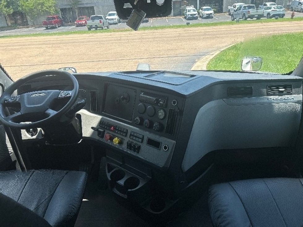 Sleeper Tractor-Heavy Duty Tractors-Freightliner-2020-T12664ST-Jackson-MS-491,761\n\t\tmiles-$ 67,500 - Image 12