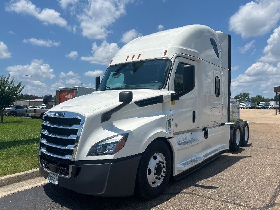 Sleeper Tractor-Heavy Duty Tractors-Freightliner-2020-T12664ST-Jackson-MS-491,761\n\t\tmiles-$ 67,500 - Image 3