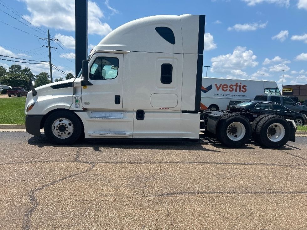 Sleeper Tractor-Heavy Duty Tractors-Freightliner-2020-T12664ST-Jackson-MS-491,761\n\t\tmiles-$ 67,500 - Image 4