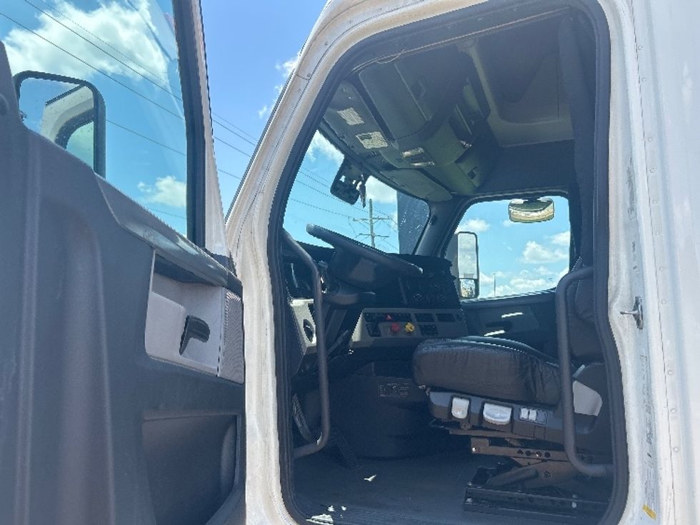 Sleeper Tractor-Heavy Duty Tractors-Freightliner-2020-T12664ST-Jackson-MS-491,761\n\t\tmiles-$ 67,500 - Image 9