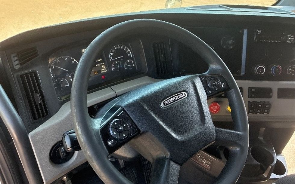Sleeper Tractor-Heavy Duty Tractors-Freightliner-2020-T12664ST-Jackson-MS-491,977\n\t\tmiles-$ 67,500 - Image 10