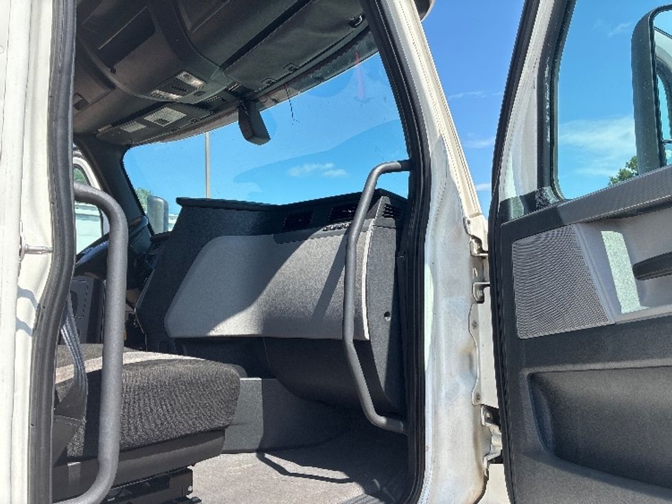 Sleeper Tractor-Heavy Duty Tractors-Freightliner-2020-T12664ST-Jackson-MS-491,977\n\t\tmiles-$ 67,500 - Image 13
