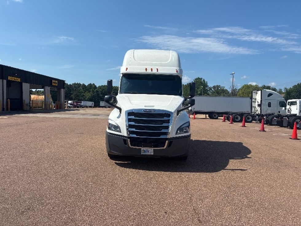 Sleeper Tractor-Heavy Duty Tractors-Freightliner-2020-T12664ST-Jackson-MS-491,977\n\t\tmiles-$ 67,500 - Image 2