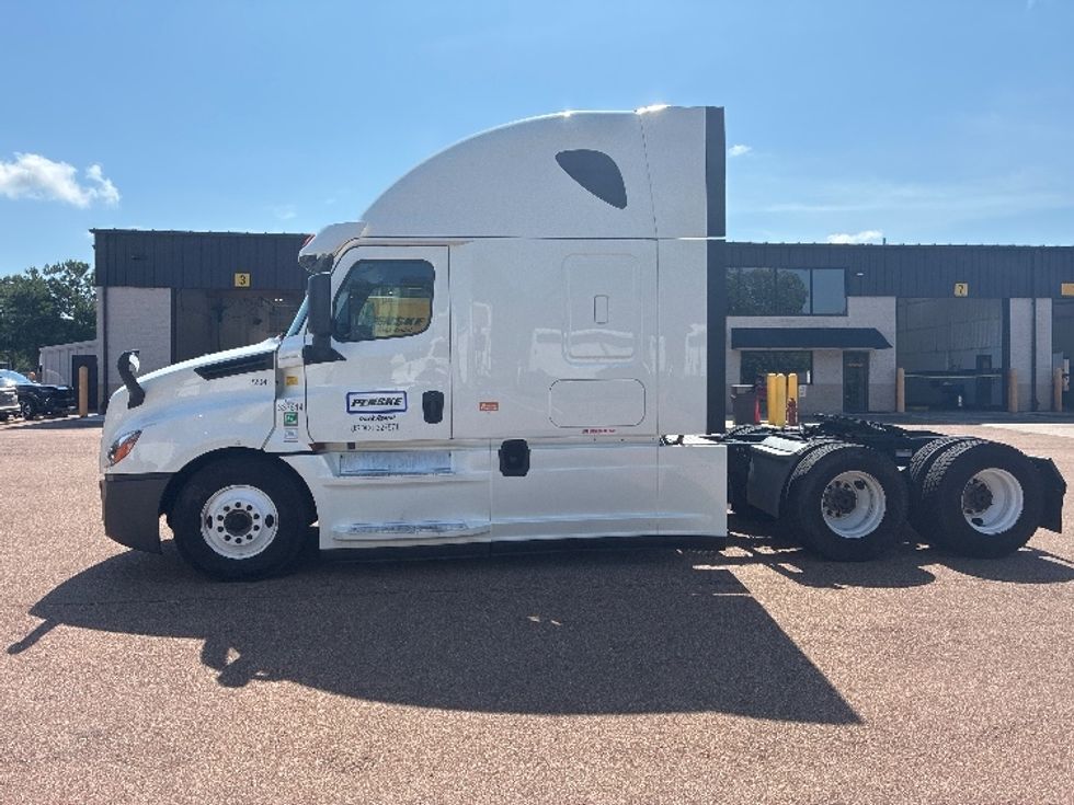 Sleeper Tractor-Heavy Duty Tractors-Freightliner-2020-T12664ST-Jackson-MS-491,977\n\t\tmiles-$ 67,500 - Image 4