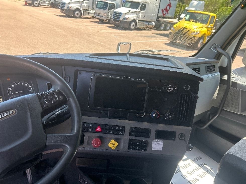 Sleeper Tractor-Heavy Duty Tractors-Freightliner-2020-T12664ST-Jackson-MS-494,055\n\t\tmiles-$ 62,750 - Image 10