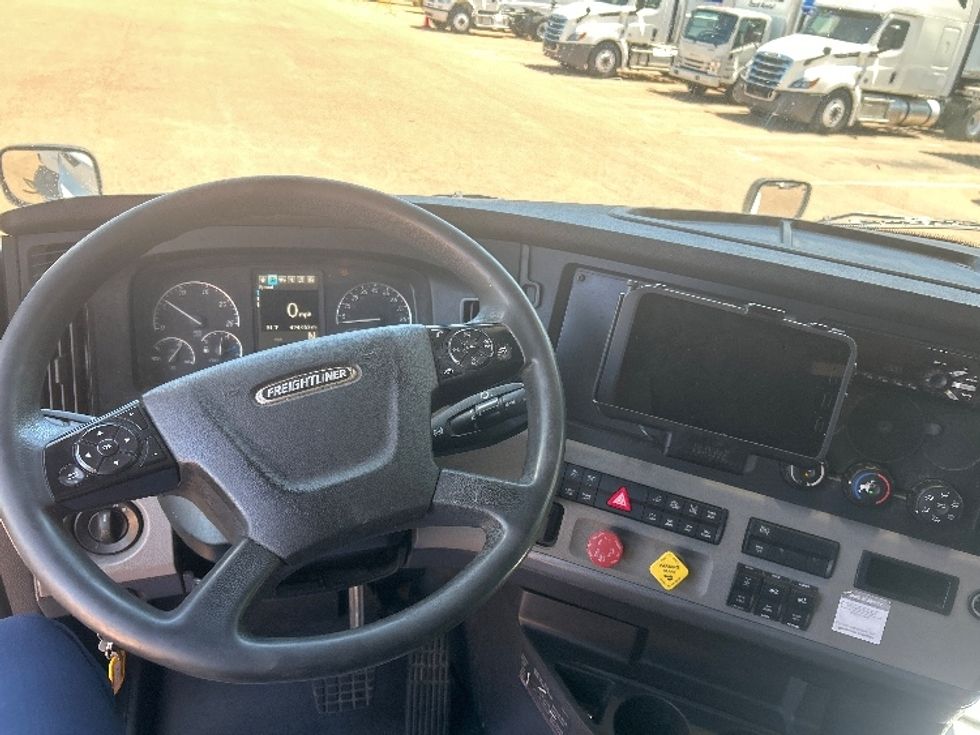 Sleeper Tractor-Heavy Duty Tractors-Freightliner-2020-T12664ST-Jackson-MS-494,055\n\t\tmiles-$ 62,750 - Image 11