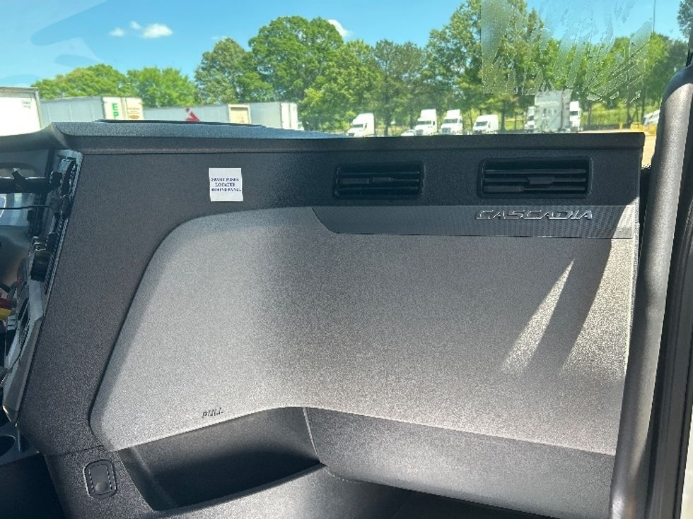 Sleeper Tractor-Heavy Duty Tractors-Freightliner-2020-T12664ST-Jackson-MS-494,055\n\t\tmiles-$ 62,750 - Image 14