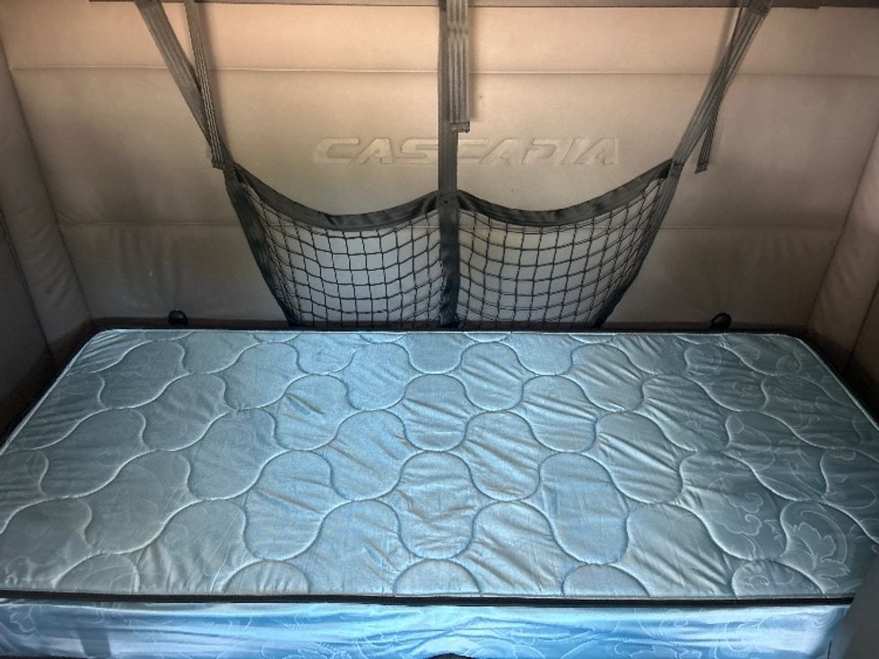 Sleeper Tractor-Heavy Duty Tractors-Freightliner-2020-T12664ST-Jackson-MS-494,055\n\t\tmiles-$ 62,750 - Image 16