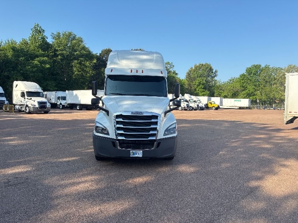 Sleeper Tractor-Heavy Duty Tractors-Freightliner-2020-T12664ST-Jackson-MS-494,055\n\t\tmiles-$ 62,750 - Image 2