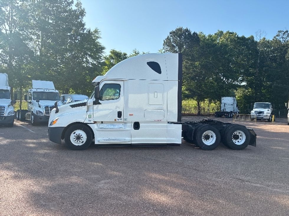 Sleeper Tractor-Heavy Duty Tractors-Freightliner-2020-T12664ST-Jackson-MS-494,055\n\t\tmiles-$ 62,750 - Image 4
