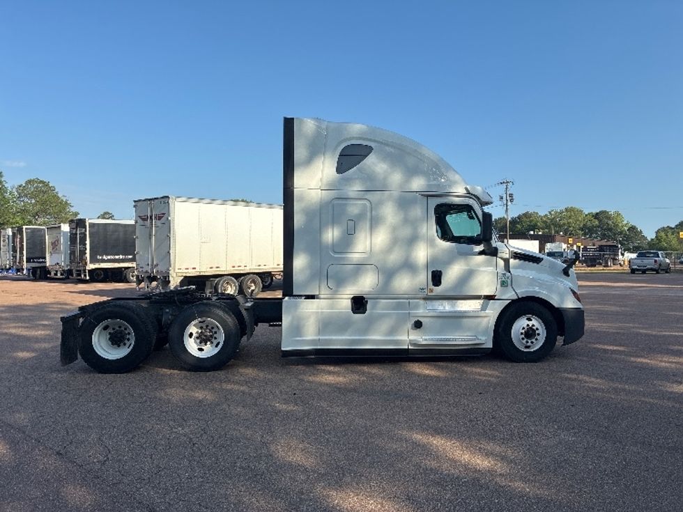 Sleeper Tractor-Heavy Duty Tractors-Freightliner-2020-T12664ST-Jackson-MS-494,055\n\t\tmiles-$ 62,750 - Image 8