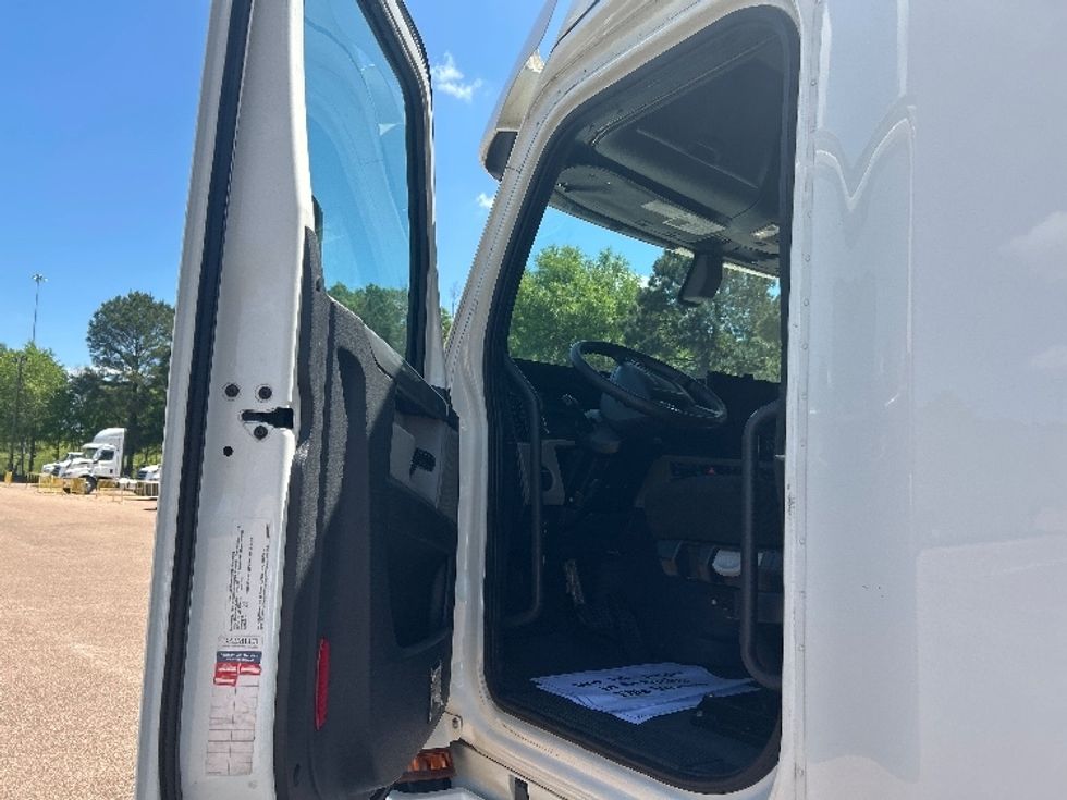 Sleeper Tractor-Heavy Duty Tractors-Freightliner-2020-T12664ST-Jackson-MS-494,055\n\t\tmiles-$ 62,750 - Image 9