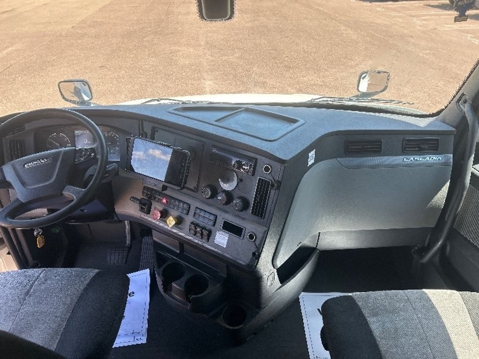 Sleeper Tractor-Heavy Duty Tractors-Freightliner-2020-T12664ST-Jackson-MS-504,637\n\t\tmiles-$ 64,000 - Image 12