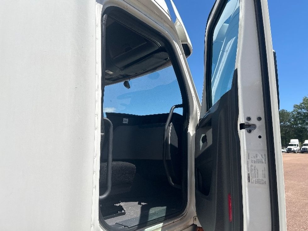 Sleeper Tractor-Heavy Duty Tractors-Freightliner-2020-T12664ST-Jackson-MS-504,637\n\t\tmiles-$ 64,000 - Image 13