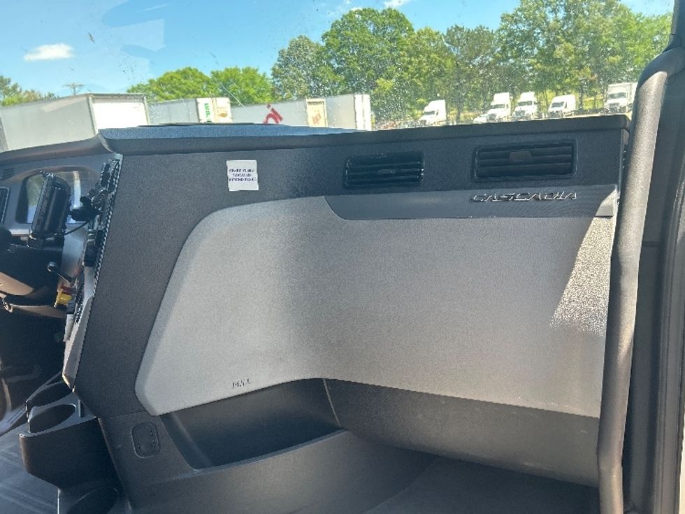 Sleeper Tractor-Heavy Duty Tractors-Freightliner-2020-T12664ST-Jackson-MS-504,637\n\t\tmiles-$ 64,000 - Image 14